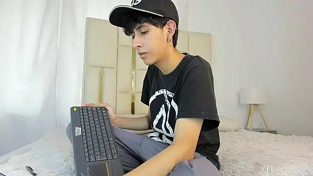 Snapshot of julian_xx chatting on July 13, 7:35 pm julian xx online show from July 13, 7:35 pm