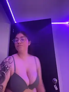 Snapshot of soffmoon chatting on February 10, 3:49 am soffmoon online show from February 10, 3:49 am