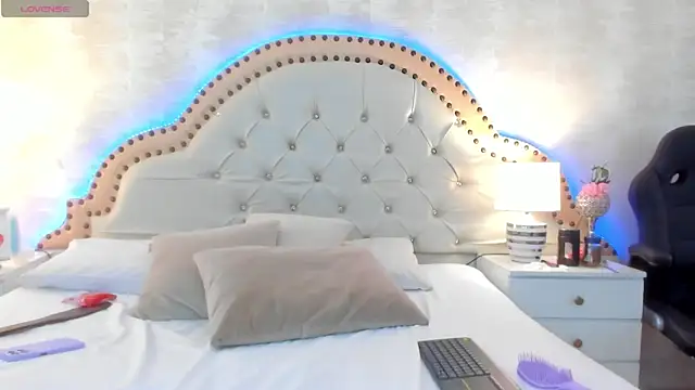 CintiaHolms online show from April 17, 3:20 am