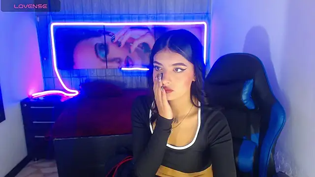 Snapshot of honeyluxe_ chatting on February 8, 4:32 am honeyluxe online show from February 8, 4:32 am