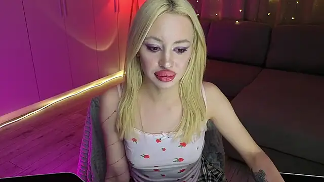 Luna Beverly online show from January 17, 7:34 am