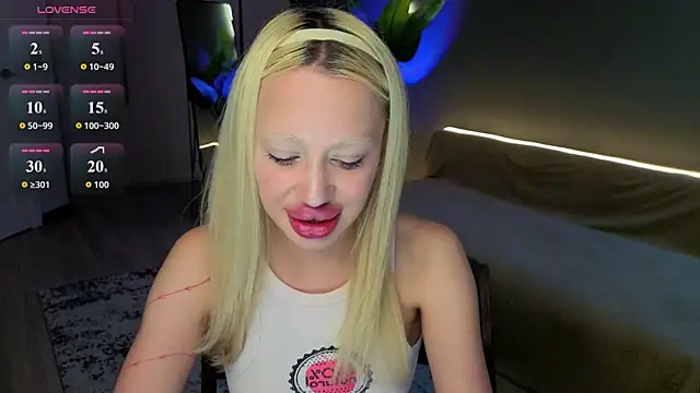 Snapshot of Luna_Beverly chatting on June 25, 8:36 pm Luna Beverly online show from June 25, 8:36 pm