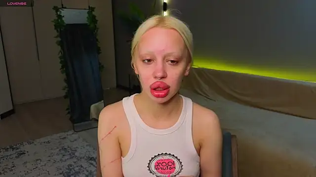 Luna Beverly online show from May 14, 8:17 pm