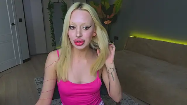 Luna Beverly online show from April 22, 8:26 pm