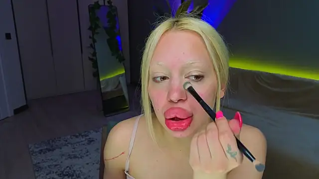 Luna Beverly online show from May 26, 8:29 pm