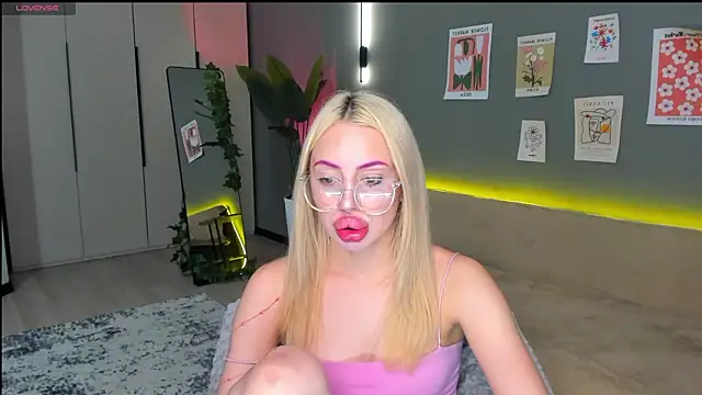 Luna Beverly online show from March 3, 8:05 pm