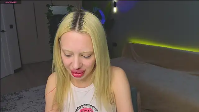 Luna Beverly online show from May 9, 5:38 pm