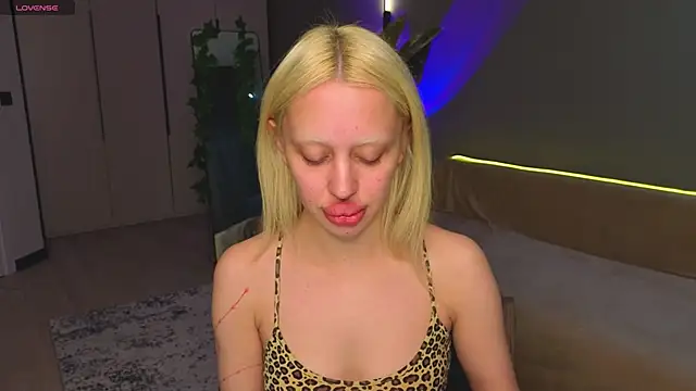 Luna Beverly online show from May 24, 8:20 pm