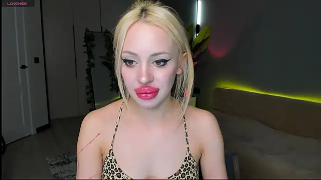 Luna Beverly online show from April 3, 8:26 pm