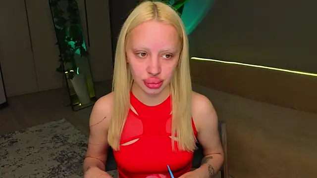 Luna Beverly online show from May 21, 8:39 pm