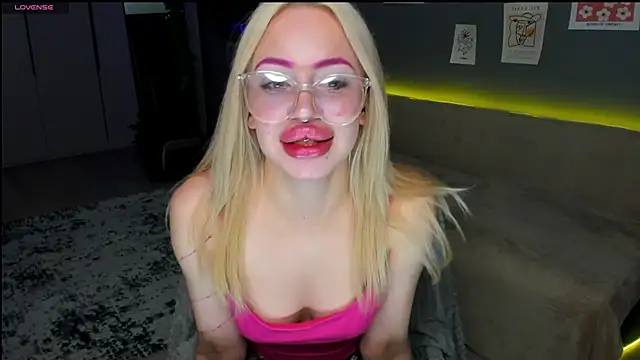 Luna Beverly online show from March 4, 8:27 pm