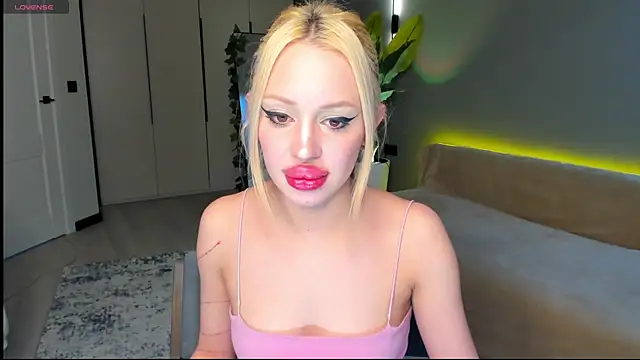 Luna Beverly online show from April 7, 8:10 pm