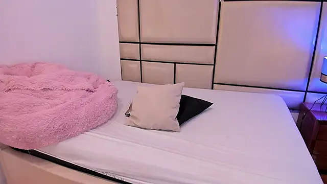 Snapshot of alejandra_loppez chatting on February 23, 7:36 pm alejandra loppez online show from February 23, 7:36 pm