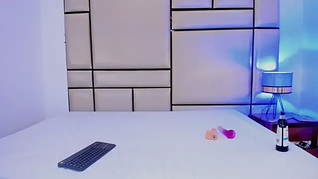 Snapshot of alejandra_loppez chatting on February 21, 7:49 pm alejandra loppez online show from February 21, 7:49 pm