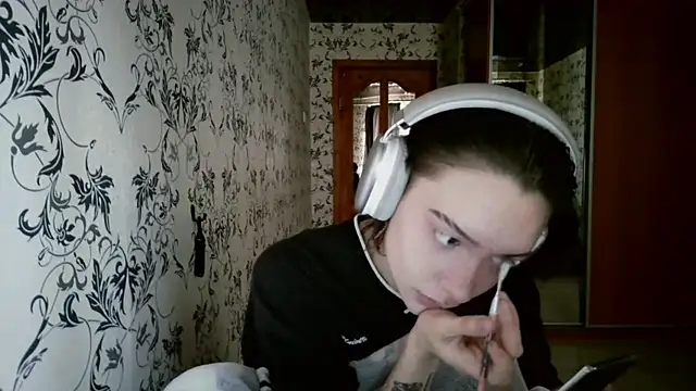 LxayBloom online show from April 11, 7:45 am