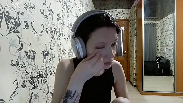 LxayBloom online show from March 31, 12:51 pm