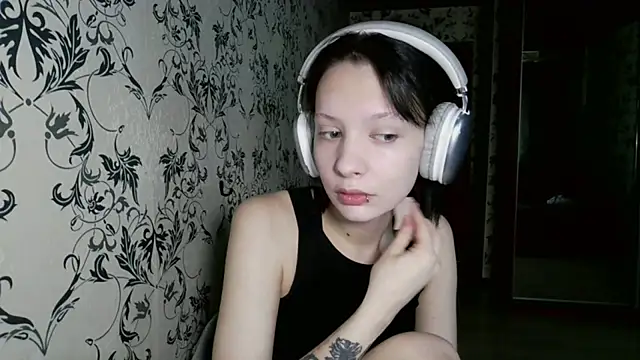 LxayBloom online show from April 2, 8:10 am