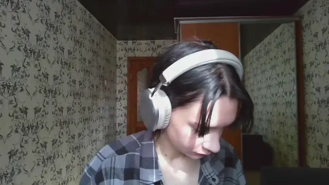 LxayBloom online show from March 19, 7:30 am