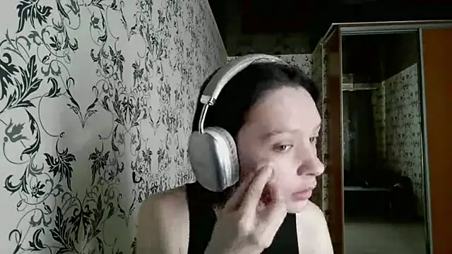 LxayBloom online show from April 1, 6:48 am