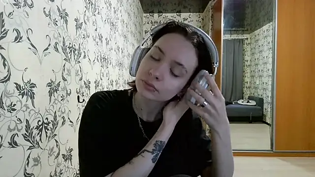 LxayBloom online show from April 9, 9:15 am