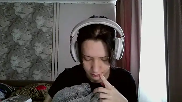 LxayBloom online show from February 21, 9:11 am