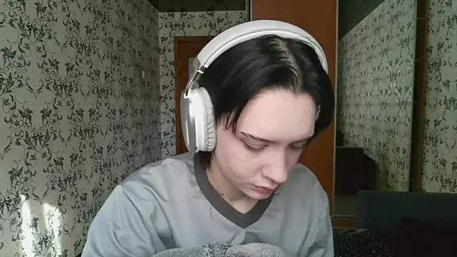 LxayBloom online show from March 18, 6:27 am