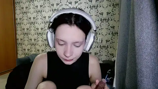 LxayBloom online show from March 4, 11:40 am