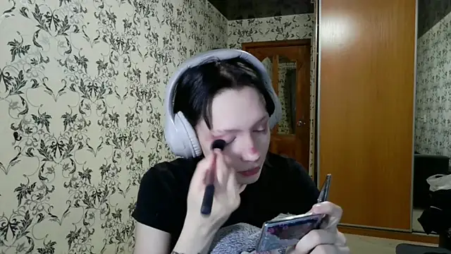 LxayBloom online show from March 23, 1:55 pm