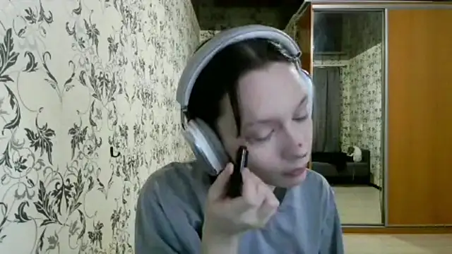 LxayBloom online show from April 7, 9:22 am