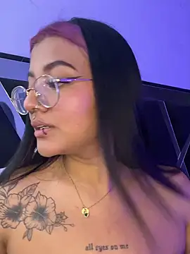 queen of you heart online show from March 4, 9:55 pm