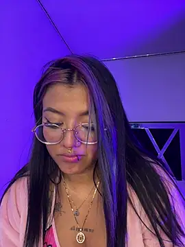 queen of you heart online show from April 13, 11:42 pm