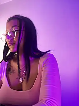 queen of you heart online show from April 11, 10:35 pm