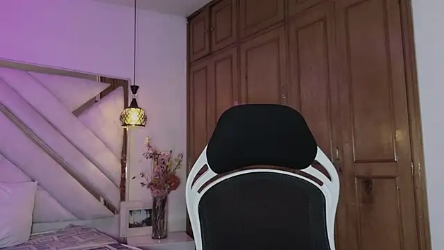 mia gatesvg online show from February 26, 3:50 am