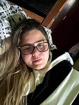 Snapshot of Melmia28 chatting on January 7, 3:28 pm Melmia28 online show from January 7, 3:28 pm