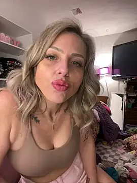 Snapshot of cutestlilkales chatting on March 3, 1:23 am cutestlilkales online show from March 3, 1:23 am