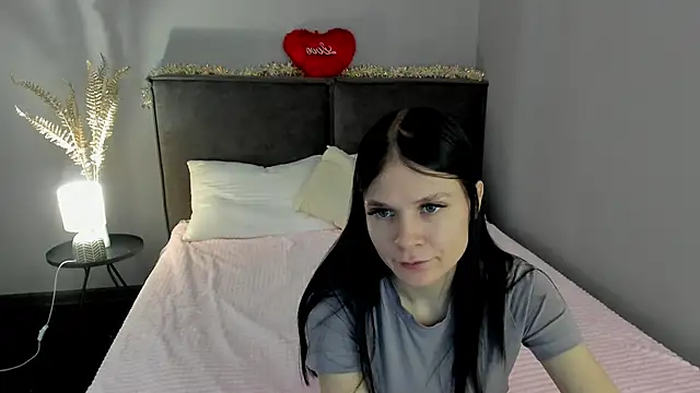 Snapshot of SkinyJoys chatting on February 14, 2:01 am SkinyJoys online show from February 14, 2:01 am