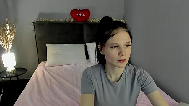 Snapshot of SkinyJoys chatting on February 15, 7:51 am SkinyJoys online show from February 15, 7:51 am