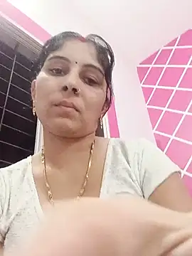 Snapshot of Hot_ree85 chatting on June 4, 8:30 am Hot ree85 online show from June 4, 8:30 am