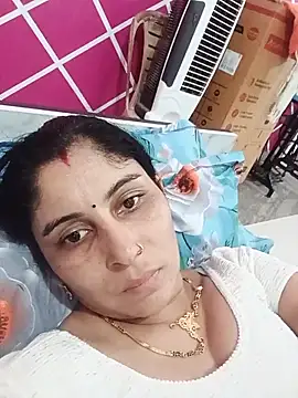 Snapshot of Hot_ree85 chatting on June 24, 3:05 am Hot ree85 online show from June 24, 3:05 am