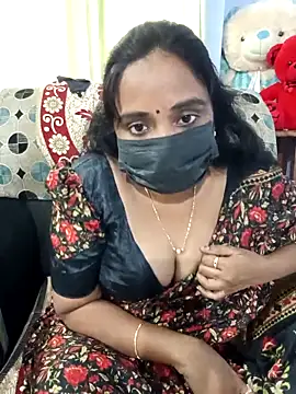 Snapshot of Tinarosy13 chatting on February 9, 9:29 am Tinarosy13 online show from February 9, 9:29 am