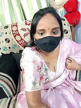 Snapshot of Tinarosy13 chatting on February 7, 5:21 pm Tinarosy13 online show from February 7, 5:21 pm