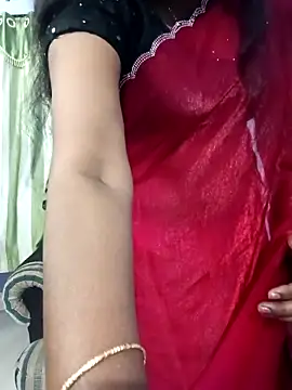 Snapshot of Tinarosy13 chatting on February 17, 11:24 pm Tinarosy13 online show from February 17, 11:24 pm