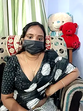 Snapshot of Tinarosy13 chatting on February 8, 4:15 pm Tinarosy13 online show from February 8, 4:15 pm