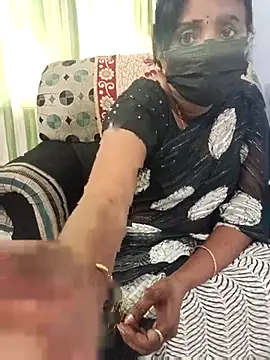 Snapshot of Tinarosy13 chatting on February 21, 9:00 am Tinarosy13 online show from February 21, 9:00 am