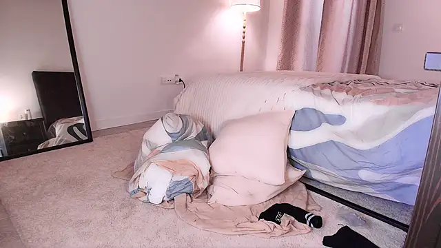 Snapshot of emilynoir__ chatting on February 11, 11:43 am emilynoir online show from February 11, 11:43 am