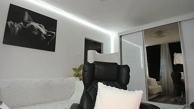 Ivy Bellee online show from April 2, 5:25 am