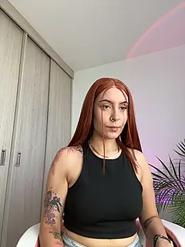 Snapshot of alesziarose_ chatting on June 7, 9:20 pm alesziarose online show from June 7, 9:20 pm