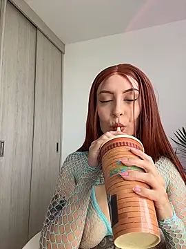 Snapshot of alesziarose_ chatting on June 6, 9:53 pm alesziarose online show from June 6, 9:53 pm