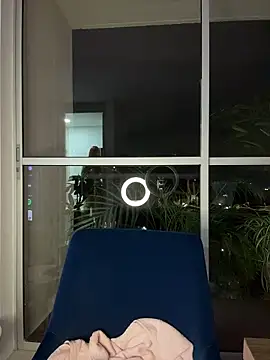 alesziarose  online show from March 6, 12:05 am