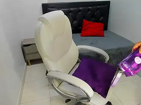 Snapshot of LunaFever69 chatting on January 8, 3:23 am LunaFever69 online show from January 8, 3:23 am